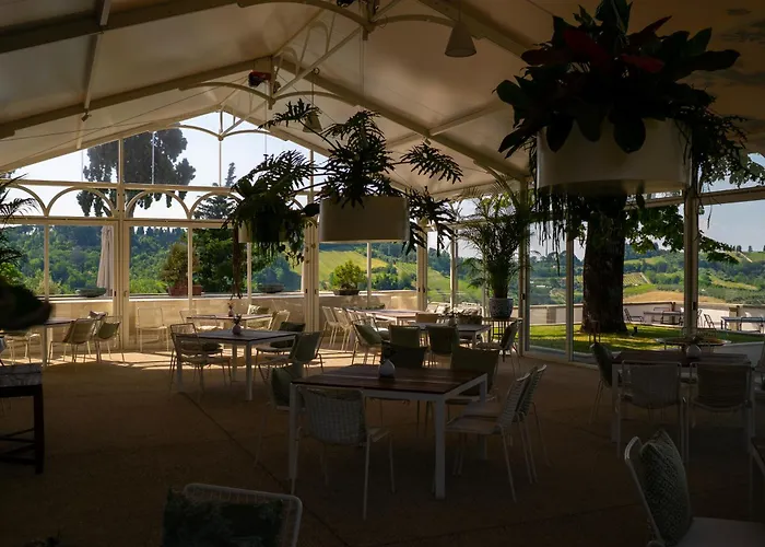 Boutique Monty Banks Τσεζένα